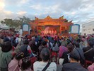 眾人引領觀看明華園歌仔戲表演