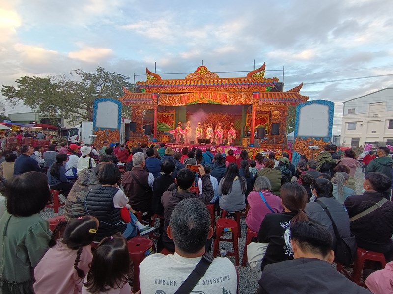 眾人引領觀看明華園歌仔戲表演