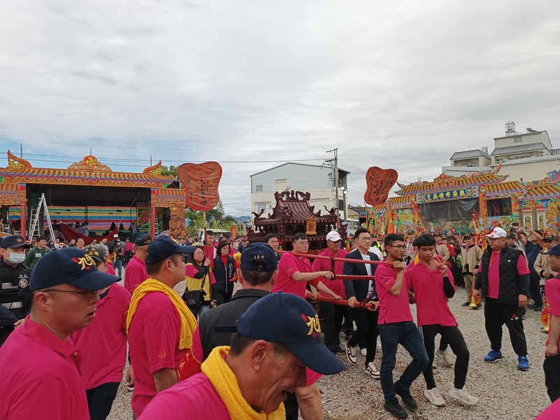 眾人恭迎九庄媽祖入壇