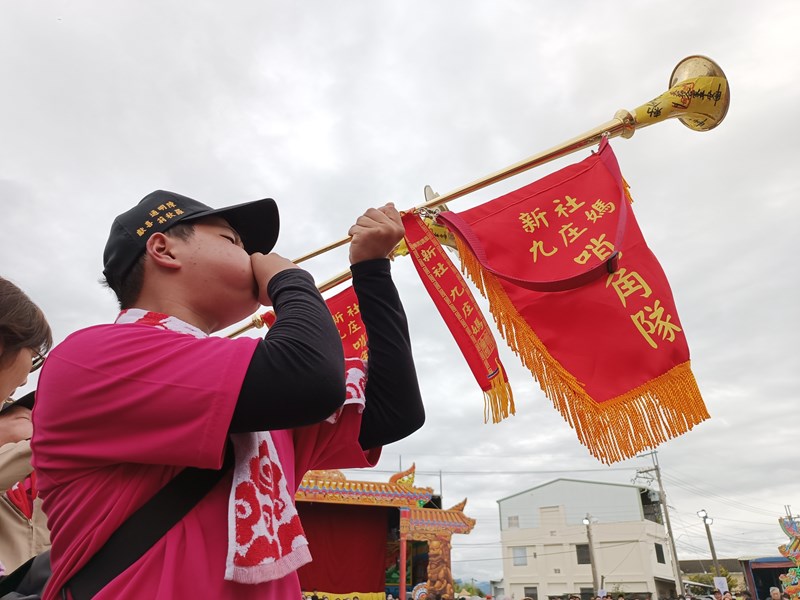 新社九庄媽哨角隊員吹哨