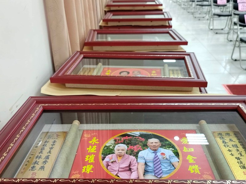 夫妻合影獎牌